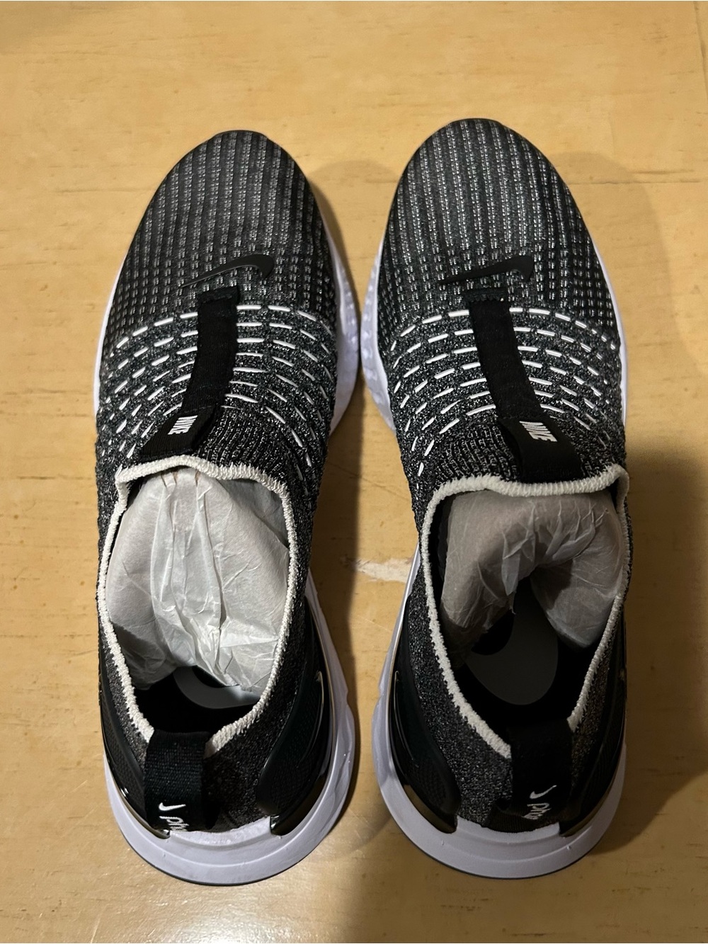 Nike black and white react phantom run fly knit 2 sneaker in size 8